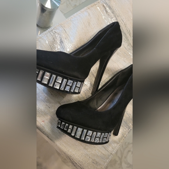 Shoes - Picture 2 of 4